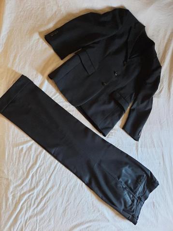 Stijlvol gekleed voor mannen beschikbaar voor biedingen