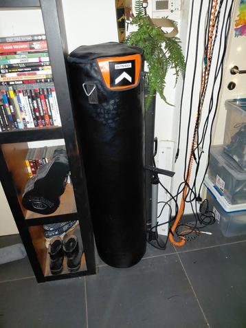 Volledig intact bokszak incl ophanging z.g.als nieuw beschikbaar voor biedingen