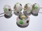 Glasbedel: wit met groene, bruine, roze bollen, Handtassen en Accessoires, Bedels, Overige merken, Glas of Kristal, Nieuw, Ophalen of Verzenden