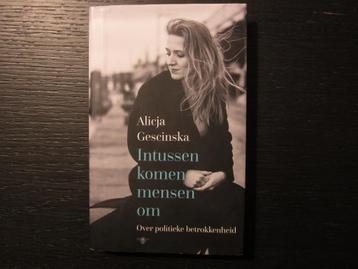 Intussen komen mensen om   -Alicja Gescinska- beschikbaar voor biedingen