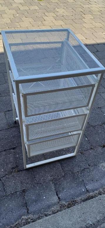 Klein rekje met 3 schuiven  beschikbaar voor biedingen