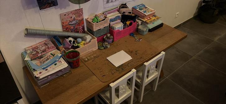 Kindertafel en 2 stoeltjes, Kinderen en Baby's, Kinderkamer | Tafels en Stoelen, Gebruikt, Ophalen