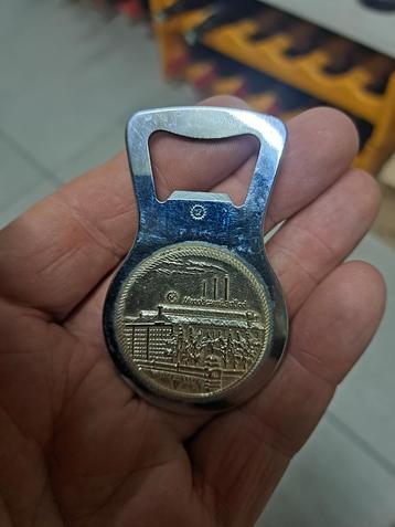 USSR Vintage Leningrad bottle opener, with a golden emblem,  beschikbaar voor biedingen