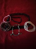 Verschillende elastieke armbanden en een ketting, Handtassen en Accessoires, Armbanden, Gebruikt, Ophalen of Verzenden, Kunststof of Plastic