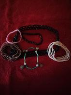 Verschillende elastieke armbanden en een ketting, Ophalen of Verzenden, Gebruikt, Overige kleuren, Kunststof of Plastic