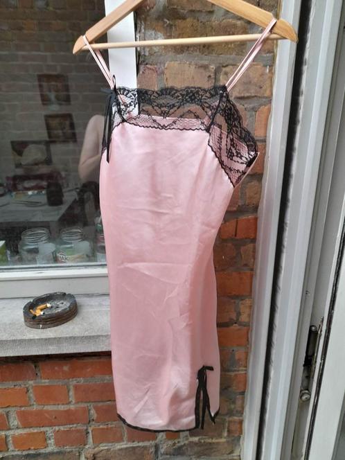 Roze negligee met zwart kant afgezet  Medium, Kleding | Dames, Ondergoed en Lingerie, Nachtkleding, Roze, Ophalen of Verzenden