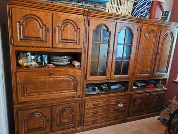 Vol eiken kast beschikbaar voor biedingen