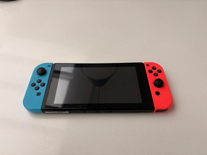 Nintendo Switch + Dock, lader & adapter, Games en Spelcomputers, Spelcomputers | Nintendo Switch, Zo goed als nieuw, Switch Original