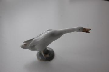 Twee mooie vogeltjes, een schaaltje en een Oosters vaasje disponible aux enchères