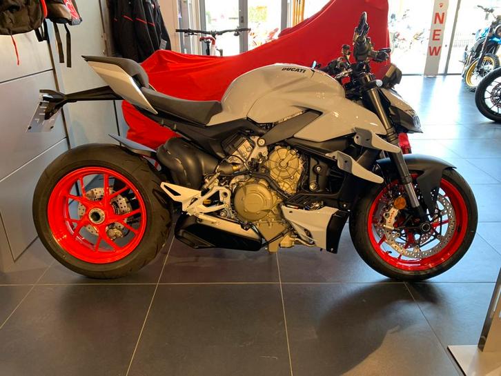 Ducati streetfighter V4 nardogrijs, Motoren, Motoren | Ducati, Particulier, Naked bike, meer dan 35 kW, 4 cilinders, Motorrijbewijs A