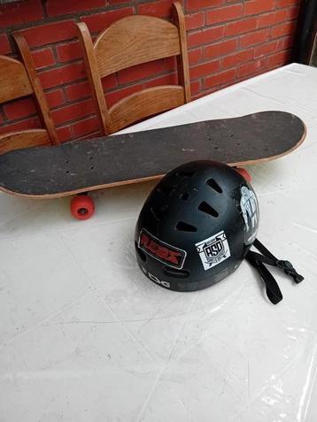 Skateboard met helm beschikbaar voor biedingen