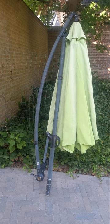 Parasol in prima staat  beschikbaar voor biedingen