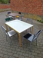 1 tafel en 4 stoelen ontworpen door Atelier J&J, Ophalen, Zo goed als nieuw
