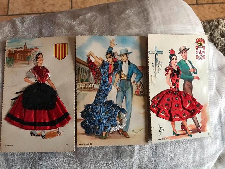 Trois cartes postales espagnoles robes brodées en relief, Collections, Cartes postales | Étranger, Non affranchie, Espagne, 1960 à 1980