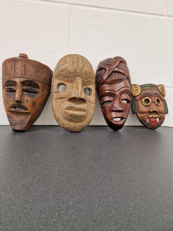 verzameling houten maskers beschikbaar voor biedingen