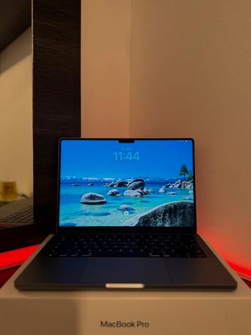 MacBook M1 PRO MAX - 64 GB RAM & 2 TB beschikbaar voor biedingen