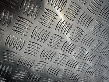 nieuwe dikke reststukken aluminium traanplaat 5/6,5 mm beschikbaar voor biedingen