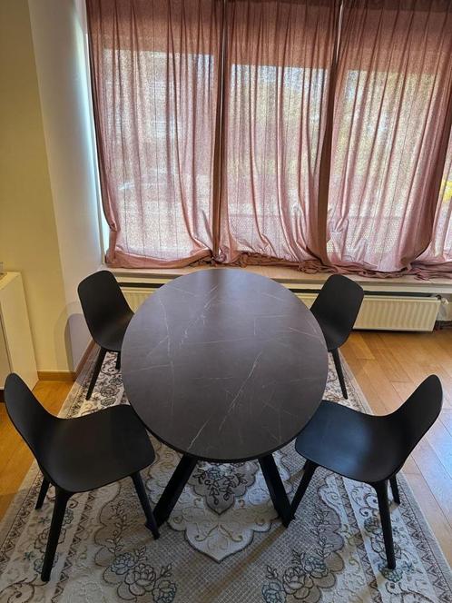 Eettafel met 6 zitplaatsen en 4 bijpassende stoelen, Huis en Inrichting, Tafels | Eettafels, Zo goed als nieuw, 100 tot 150 cm