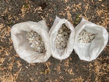 3 zakken CARRARA marmer grind voor tuin beschikbaar voor biedingen