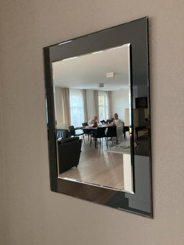 Moderne spiegel beschikbaar voor biedingen