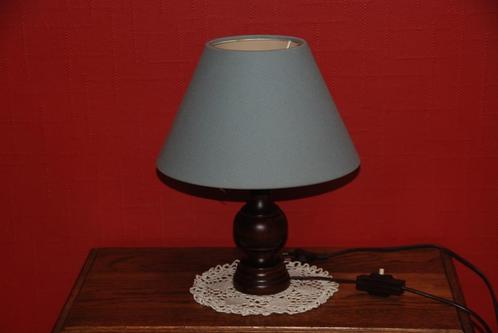 Mooie tafellamp en blauwe lampenkap Zeer goede staat, Huis en Inrichting, Lampen | Tafellampen, Zo goed als nieuw, Minder dan 50 cm
