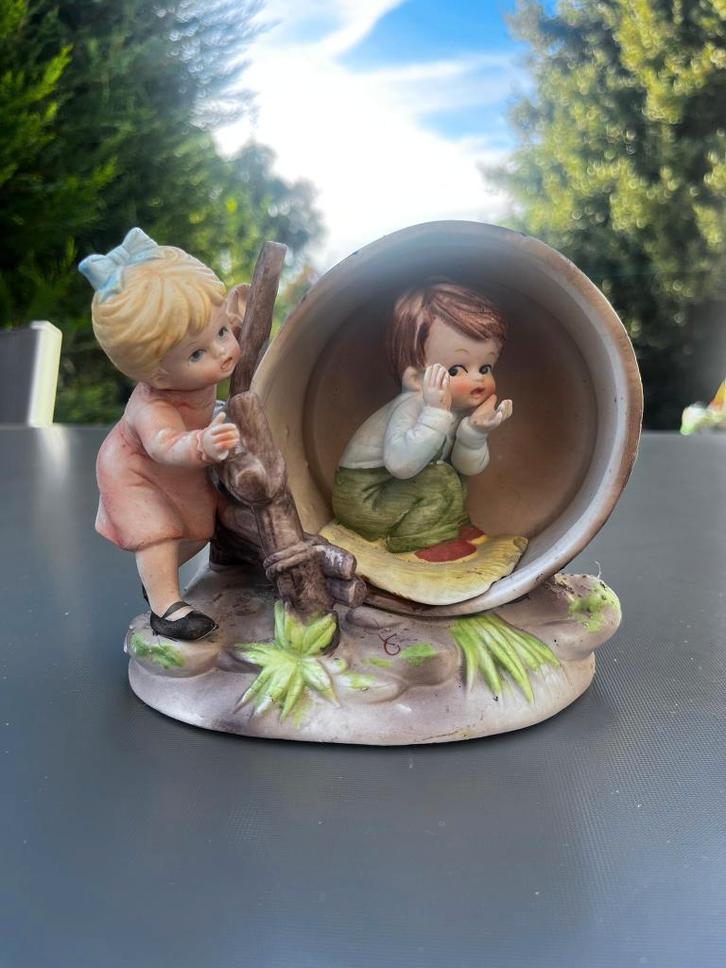 Belle et décorative statue vintage d'enfants jouant, Collections, Statues & Figurines, Utilisé, Humain, Enlèvement ou Envoi