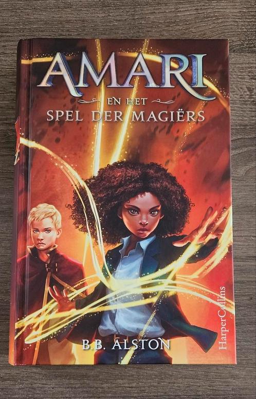 B.B. Alston - Amari en het Spel der Magiërs, Boeken, Kinderboeken | Jeugd | onder 10 jaar, Zo goed als nieuw, Ophalen