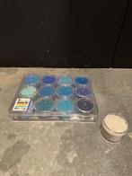 13 potjes rijgparels rocailles wit + tinten blauw, Hobby en Vrije tijd, Kralen en Sieraden maken, Ophalen of Verzenden, Zo goed als nieuw