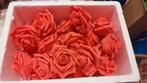 Lot 27 rose fleurs artificielles en mousse rouge corail, Hobby en Vrije tijd, Feestartikelen, Gebruikt, Ophalen