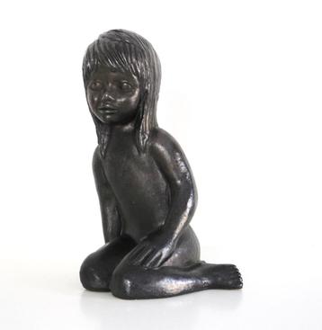 Vintage Keramiek : zittend meisje van Emiel Laskaris beschikbaar voor biedingen