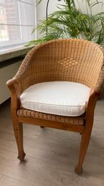 Mooi rotanstoeltje met wit kussentje, Huis en Inrichting, Ophalen, Zo goed als nieuw