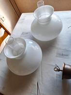 2 koperen lusters met intacte witte glazen lampkappen, Huis en Inrichting, Lampen | Lampenkappen, Gebruikt, Antiek, Ophalen