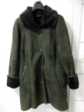 Tijdloze Damesjas in Omgekeerd Schaap: maat 40/42. beschikbaar voor biedingen