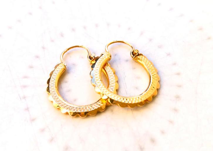 Créole en or jaune 18 carats, Bijoux, Sacs & Beauté, Boucles d'oreilles, Comme neuf, Or, Jaune, Enlèvement ou Envoi