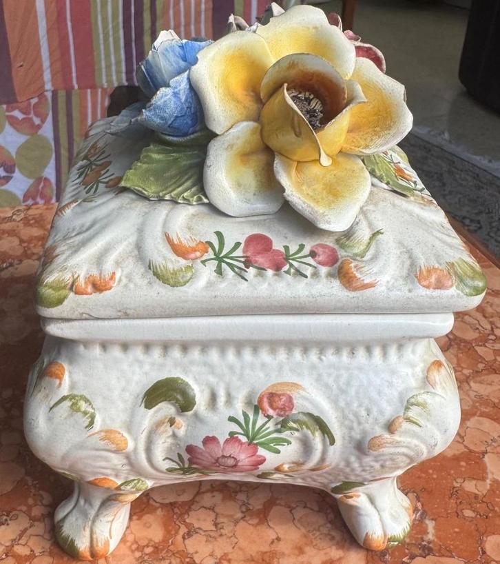 Keramische decoratieve doos, Antiek en Kunst, Curiosa en Brocante, Ophalen of Verzenden