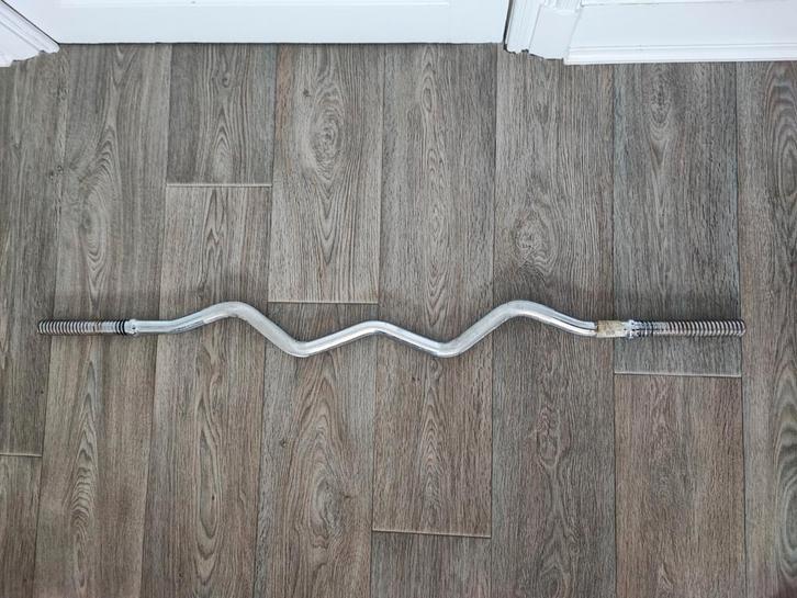 Gebogen halterstang (Goede staat!), Sport en Fitness, Fitnessmaterialen, Gebruikt, Halterstangen, Armen, Benen, Borst, Buik, Rug