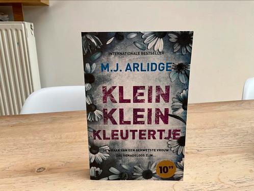 M.J. Arlidge - Klein klein kleutertje, Boeken, Thrillers, Zo goed als nieuw, Nederland, Ophalen of Verzenden