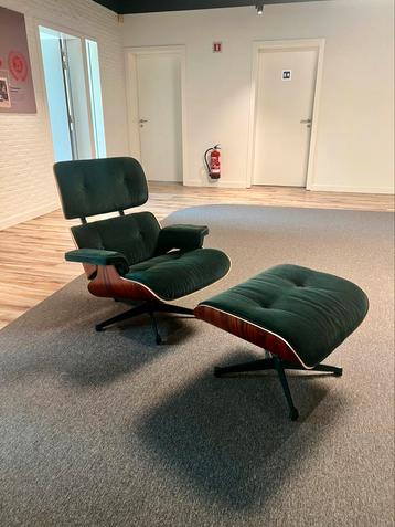 Vitra Eames Lounge Chair en Ottoman Special Phlox editie beschikbaar voor biedingen