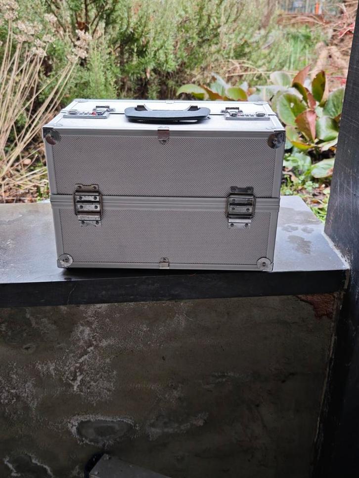 Beautycase metaal., Bijoux, Sacs & Beauté, Valises, Utilisé, Métal, Moins de 50 cm, Moins de 35 cm, Clé, Enlèvement