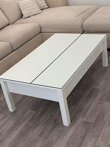 Salon tafel beschikbaar voor biedingen