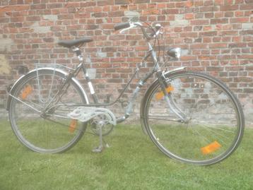Damesfiets IN ORDE RIJKLAAR ledverlichting 28 inch 3 vers beschikbaar voor biedingen