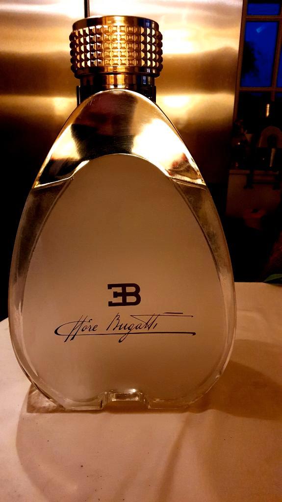 Unieke Parfum Fles Heel Zeldzaam Gigantische Bugatti-parfum, Handtassen en Accessoires, Uiterlijk | Parfum, Zo goed als nieuw