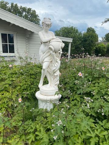 Tuinbeeld vrouw met kruik - fontein beschikbaar voor biedingen