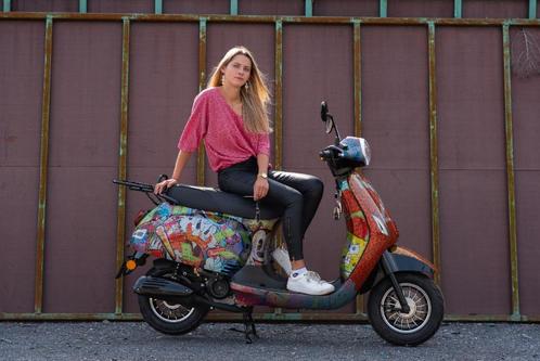 Gloednieuwe Venesi scooter Wrapped Klasse A of B, Fietsen en Brommers, Scooters | Vespa, Nieuw, Benzine, Ophalen of Verzenden