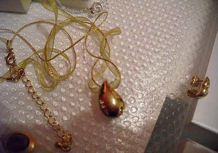 AVON: Fijne en elegante set, voor jongeren, Handtassen en Accessoires, Kettingen, Nieuw, Overige materialen, Goud, Ophalen of Verzenden