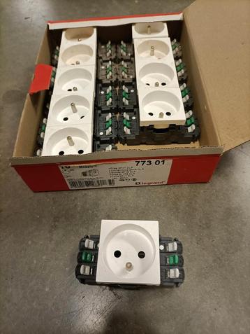 Legrand Mosaic wit stopcontact 2P+aarding 16A 250V 77301

 beschikbaar voor biedingen