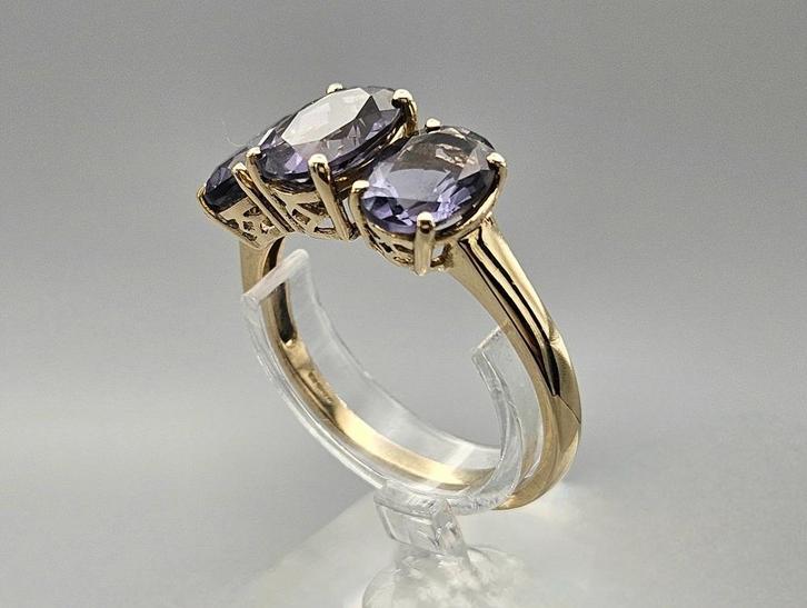 Gouden Vintage ring met edelsteen ioliet. 2024/229., Handtassen en Accessoires, Ringen, Zo goed als nieuw, Dame of Heer, 18 tot 19