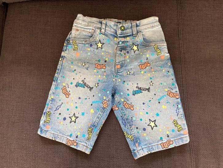 Jeansshort Next met opvallende graffitiprint 122 cm, Kinderen en Baby's, Kinderkleding | Maat 122, Zo goed als nieuw, Jongen, Broek