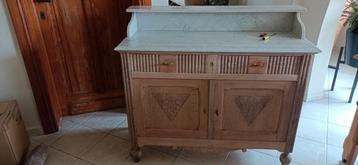 vintage kast met marmeren blad