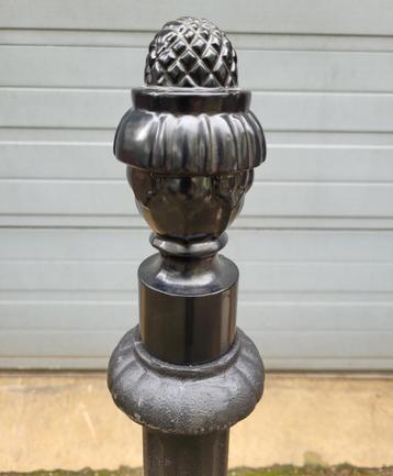 Klassieke paalkop / tuinbeeld dennenappel paal afscheiding beschikbaar voor biedingen